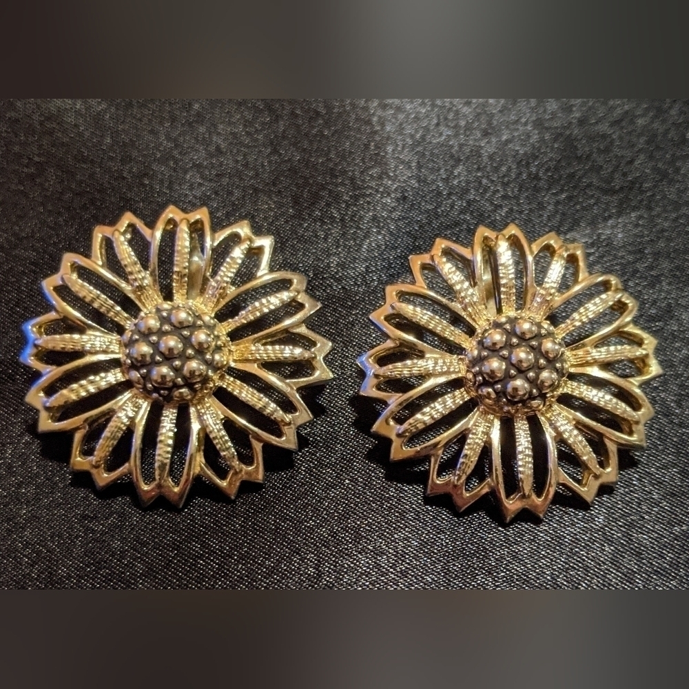 Sarah Coventry Large Vintage Gold Tone Sunflower Clip On Earrings 1 1/4" - Picture 1 of 4